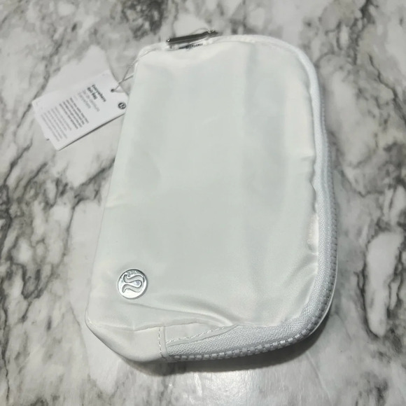 Lululemon Everywhere Belt Bag *1L
White - Picture 4 of 7
